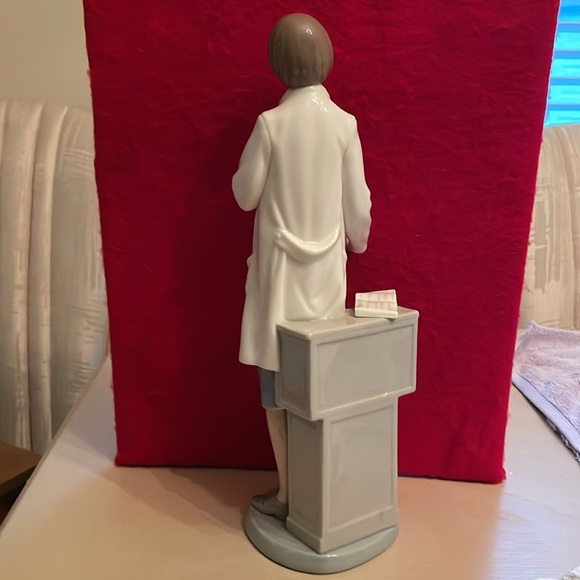NAO by Lladro-Daisa-Large Female Doctor Porcelain Figurine-Approx:13 1/2” Tall - Picture 5 of 7
